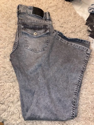 Lager 157 jeans  - Gråa jeans från Lager 157 – strl 150💕  I mycket fint skick, endast använda vid ett fåtal tillfällen. Fräscha och välbevarade utan slitningar eller fläckar. Snygg modell med dubbla knappar framtill. Perfekta basjeans till garderoben!