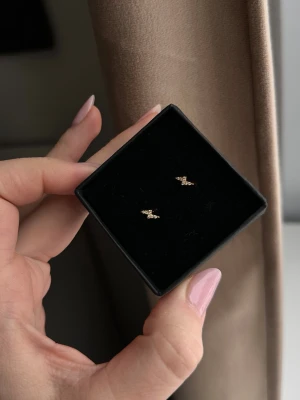 Blixt örhängen - Superfina helt nya blixtörhängen från Kahlo! Det är dem översta på sista bilden🖤(Boxen medföljer tyväre ej)