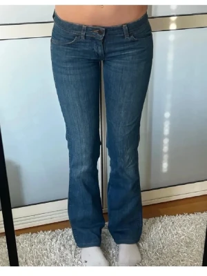 Blå bootcut jeans låg midja - Säljer ett par klassiska super snygga blå bootcut jeans med låg midja. Jeansen har en snygg tvätt och sitter tajt över låren för att sedan bli vidare nedtill. 💗pris kan diskuteras!