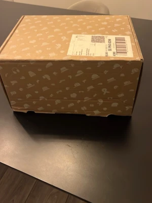 Svart New Era 59FIFTY keps Detroit - Säljer en svart New Era 59FIFTY keps med Detroit Tigers-logga broderad i vitt framtill. Klassisk flat brim och strukturerad passform. Kepsen är i storlek 7 1/4 och har den ikoniska guldstickern kvar på skärmen. Perfekt för dig som gillar streetwear och sportig stil.