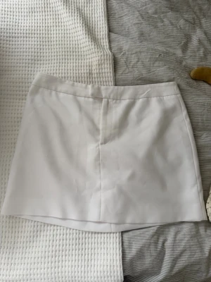 Vit kostymkjol - Säljer nu en såå fin minikostymkjol från Gina Tricot i storlek L. Använd en gång!