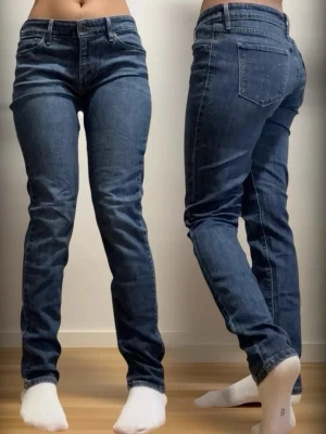 Vintage Levis denim straight regular fit Jeans - Säljer en väldigt snygg vintage dam Jeans i low rise. Jag är 158 cm. Jag kan skicka den inom 24 timmar. Pris kan diskuteras! 😇 Midja: 38 cm Höjd: 20 cm Längd: 98 cm Innerben: 74 cm
