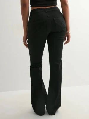 Svarta lågmidjade bootcut jeans  - Svarta lågmidjade jeans från Nelly💕modellen Low Waist Perfect Bootcut Jeans, nypris 699kr 