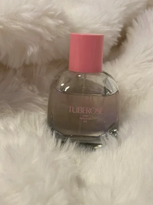 Zara parfym tuberose  - Säljer en 90ml parfym från Zara i lukten TUBEROSE, 150kr + frakt!   