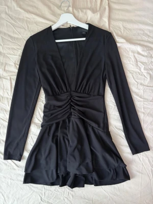 Svart klänning - Så fin svart klänning från Zara som har inbyggda shorts och dragkedja i ryggen, använd 1 gång 🤍 (den är lite liten på mig så fick inte upp dragkedjan hela vägen på mig) 