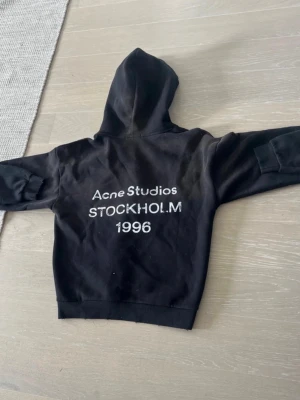 Acne studios hoodie  - (Min broshas hoodie ) ny skick . Digitala kvittot på bilden får ni efter köp 😊