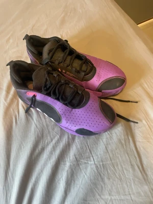 James hardens basket skor  - Har haft de ett tag och kör inte basket längre.