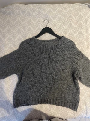 Grå stickad tröja Design by Si - Mysig grå kortärmad stickad tröja från Design by Si. 