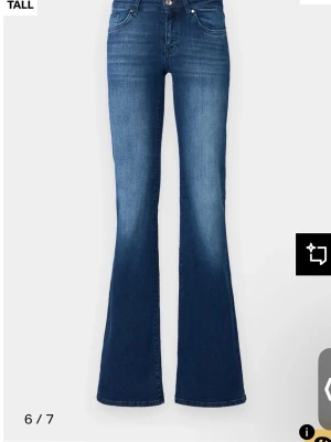 Blå bootcut jeans från ONLY  - EJ I TALL!!!Snygga blå bootcut jeans från ONLY  midwaist. Jeansen har en lätt tvättad look och utsvängda ben. Superfina till allt. Nypris 549kr. Stolek wxs/lenght32🩷🩷