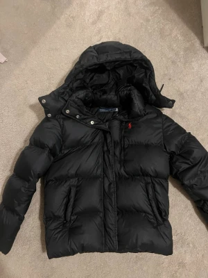 Svart dunjacka från Polo Ralph Lauren - Snygg svart dunjacka från Polo Ralph Lauren🥰
