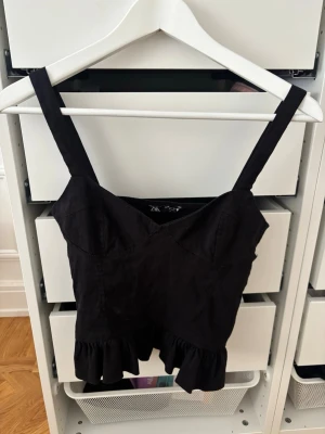 Svart linnetopp med volang från Zara - Så gullig svart topp från Zara!