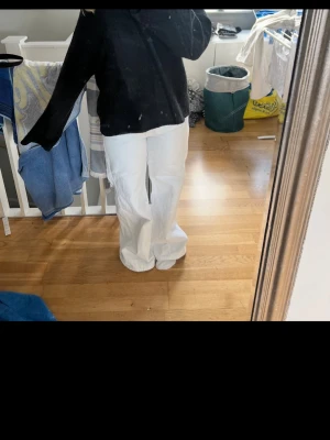 Vita vida jeans  - Säljer ett par jättefina jeans från Zara. Jeansen har låg midja och är vida i benen. Obs lite smutsiga längst ner pga att de är för långa för mig 