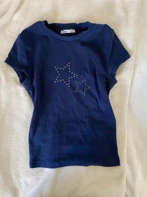 Blå stjärntröja  - Superfin T-shirt från bershka, storlek m men skulle även passa s 