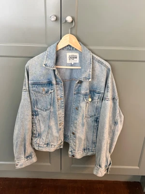 Ljusblå jeansjacka, Zara! 💕💕 - Säljer denna fina jeansjacka ifrån Zara i jättefint skick. Skriv vid frågor/fler bilder osv osv!💕💕💕
