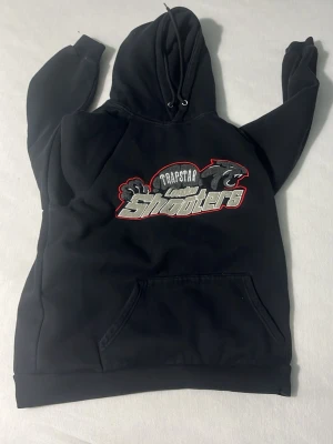 Svart Trapstar hoodie - Säljer en svart hoodie äkta Trapstar kommer från London. Inga skador knappt använt och är bekväm. Säljer då den har blivit liten för mig. Pris kan diskuteras 
