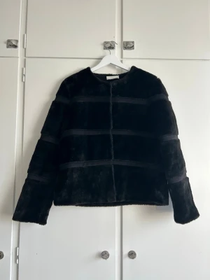 Mysig vinterjacka i fuskpäls - En superfin och mysig vinterjacka i fuskpäls från Neo Noir. Den är tjock och varm. Modellen heter Kahla Faux Fur Jacket. Den är mjuk och mysig som teddy.