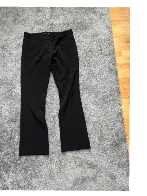Svarta kostymbyxor bootcut - Säljer dessa lågmidjade kostymbyxor ifrån bikbok då dem är förstora tyvärr🙌🏻 Helt nytt skick och är i längden regular, skriv om ni undrar nått💓