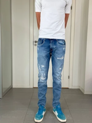 Replay Anbass Jeans - Säljer nu dessa Replay Anbass Jeans med snygga slitningar i populär design, W31 o L32, skriv för fler bilder/frågor🙌🏼