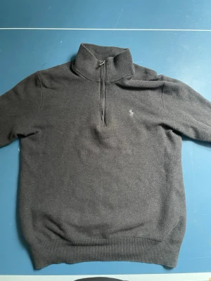 Ralph lauren  - Säljer den riktig schyssta Ralph lauren tröjan svart riktigt snygg storlek S hör av dig vid minsta fråga🤩🎉