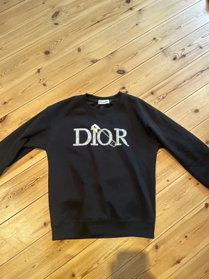 Sweatshirt  - Skit skön tröja från ett fint märke, jätte skönt material inuti, passar bäst till storlek S
