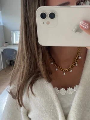 Guld halsband  - Säljer detta så fina gulliga halsbandet med pärlor!! Justerbart!! Köpt på Vinted 