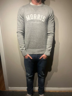 Grå tröja från Morris - Crewneck/tröja ifrån morris i storlek S. Färgen är grå och modellen är 177cm och väger 65kg. Tröjan är i mycket bra skicka skriv för mer info✨✨