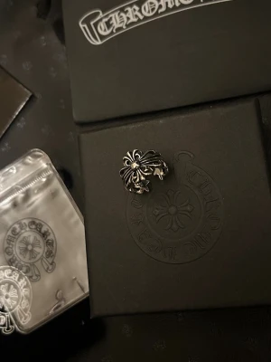 ‼️stainless steel ring Chrome Hearts silverring med kors - Säljer en snygg och robust silverring från Chrome Hearts med deras ikoniska korsdesign. Ringen har en mörk, oxiderad finish som ger en cool och edgy känsla. Perfekt accessoar för dig som gillar statement-smycken och streetstyle. STYCK PRIS, KAN GÖRA BUNDLE VID KÖP AV FLERA SKRIV PÅÅÅ , öppen storlek! ‼️😎