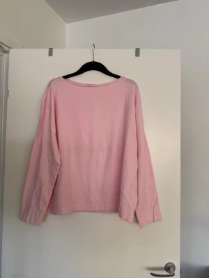 Stickad tröja rosa  - Tunn stickad tröja. Storlek XL. Aldrig använd. 