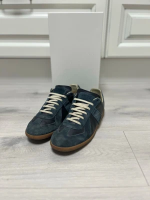 Maison Margiela Skor  - Tja, säljer mina riktigt feta Maison Magriela skor i färgen marinblå i storlek 42, dem är i jättefint skick och passar perfekt till sommaren, skriv om ni har några frågor eller funderingar🙌🙌🙌