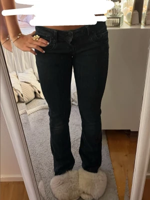 Lågmidjade jeans - Säljer dessa jeans då de inte kommer till användning. Märket är LTB och jeansen är i modellen Valerie. Används en del så har vissa defekter som syns på bilderna och de är lite urtvättade. På hemsidan heter färgen nattblå. Storlek W24 L30☺️