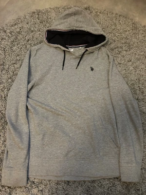 U.S Polo hoodie - Grå hoodie från U.S polo med bra skick och inget problem 