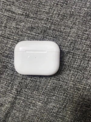 Apple AirPods Pro 2 med laddningsetui - Säljer ett par Apple AirPods Pro 2 med vitt laddningsetui. Hörlurarna är trådlösa och har en stilren, kompakt design i blankt vitt plastmaterial. Perfekt för dig som vill ha grymt ljud och smidig anslutning till din iPhone eller andra Apple-enheter.