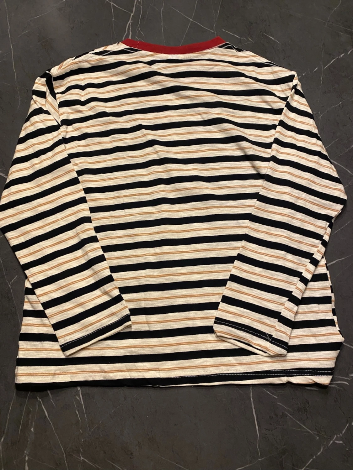 Randig långärmad tröja M – broderad orb-logga – röd krage (unisex) - 2