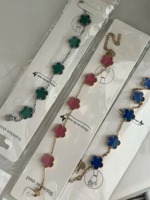 Färgglada fyrklöver armband - 1 för 50  |  3 för 150kr 