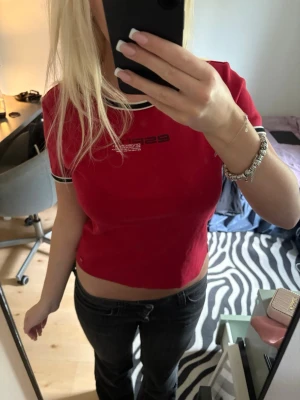 Röd t-shirt med tryck - Snygg röd t-shirt med tryck. Använd en gång och är från Esprit❤️
