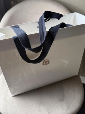 Moncler shopping bag - Påse från moncler 