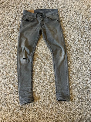 Dondup jeans w30 - Säljer ett par riktigt snygga jeans från dondup | Storlek W30 | Bra skick bortsätt från alla snygga slitningar | Passar till det mesta | Pris - 499 | Pris går att diskutera | Skriv gärna vid funderingar | 🙌🙌🙌 