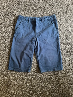 Shorts Kappahl  - Säljer min brors blåa shorts från Kappahl. Storlek 170 men passar xs/s. Använda några gånger men ändå bra skick och inga defekter förkommer. Två fickor framtill, inga baktill. Hör av er vid frågor/funderinhar 