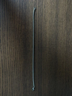Stainless steel kedjearmband 21 cm - Snyggt och stilrent armband i silverfärg med boxkedja. Armbandet har en enkel karbinhake och passar perfekt för dig som gillar minimalistiska accessoarer. Tillverkat i metall och har en klassisk, tidlös design.