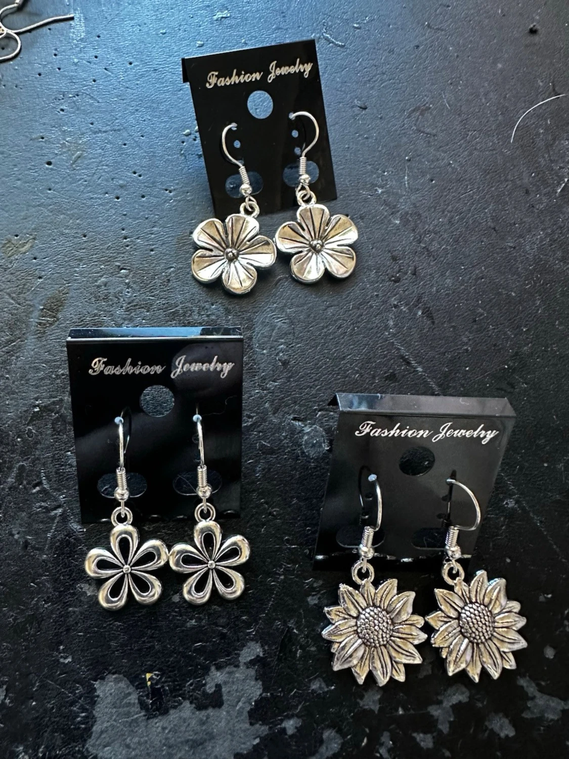 Tre par blommiga örhängen i silverfärg