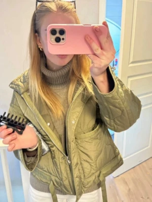 Quiltad jacka ifrån Zara 🩷 - Jätte trendig jacka ifrån Zara!! Den är i storlek L och passar mig jättefint som har Xs-S 🩷man kan ha den om man har större storlekar men då kommer den sitta lite tajatre tror jag 🩷bilden fick jag låna av en tjej, skriv för fler bilder så kan jag skicka 🩷🩷pris går att diskuteras🌸🌸