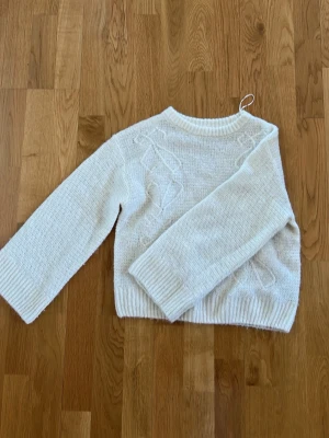 Vit stickad tröja från Gina Tricot - Mysig vit stickad tröja från Gina Tricot. Perfekt och enkel att matcha med jeans eller kjol. Tänk dig denna med en kjol på en sommarkväll🤩