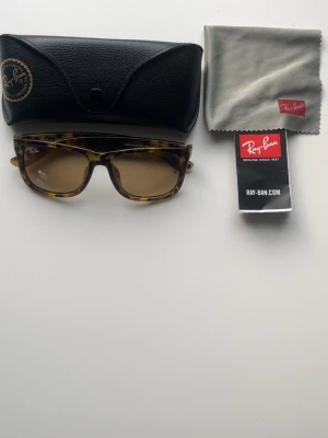 Rayban - Riktigt schyssta rayban wayfarers i leopard som passar perfekt nu till sommarn. inte en ända repa eller defekt på dom. Köpta för drygt ett halvår sen för 1899kr medans mitt pris bara är 559. Pris kan sänkas vid snabb affär.👌🏼