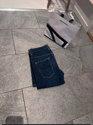 Mörkblå jeans från Nudie Jeans - Nudie jeans grim tim. W32 L34
