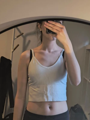 Sport topp  - Vit sport topp, vet inte vart den är ifrån, mycket bra skick har aldrig använt, storlek L