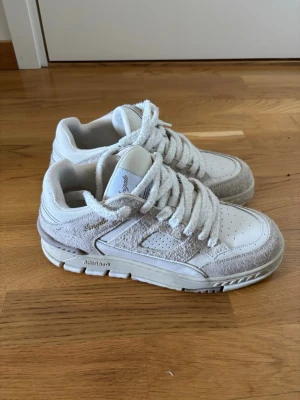 Vita sneakers Axel Arigato - Axel Arigato sneakers – storlek 43  Säljer mina Axel Arigato sneakers i storlek 43. Använda ungefär 7 gånger och fortfarande i väldigt fint skick. Snygg färgkombination i offwhite/beige som passar till allt och ger en clean look.  • Väldigt fint skick • Endast använda ca 7 gånger • Originalpris: 3500 kr •  Säljes för 1550 kr
