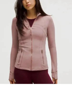 Define Jacket ziptröja från Lululemon  - Snygg define jacket i färgen  Rosé Gold, storlek 4 ( passar en XS-S)  från Lululemon med figurnära passform och dragkedja framtill. Tröjan har två fickor med dragkedja och är tillverkad i en mjuk blandning av nylon och lycra. Perfekt för träning eller som ett snyggt extra lager. Använd fåtal gånger. 