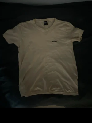 Hugo boss t-shirt - Hej nu säljer ja den här snygga T-shirten till sommaren😍 Den är i helt nytt skick! Jag säljer den pågrund av att den är för liten på mig och ja hade tagit bort alla prislappar så hade inte kunnat lämnat tillbaka den! Priset kan alltid diskuteras😉🙌💸