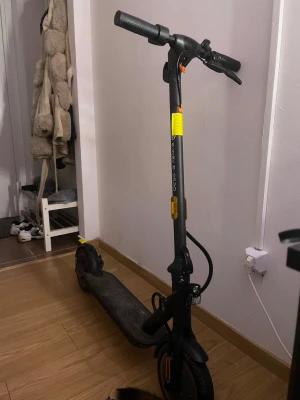 Elscooter * ENDAST UPPHÄMTNING * - (laddare medföljer) Säljer en svart elscooter från Ninebot by Segway. Modellen har robust ram i metall, bred fotplatta och handtag med bra grepp. Utrustad med fram- och bakhjul i gummi samt reflexdetaljer på styret. Perfekt för smidig transport i stan.