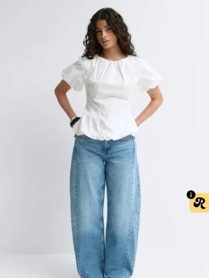Vit puffärm blus från Gina - Snygg vit blus från Gina med puffiga korta ärmar och rund halsringning. Blusen har en figurnära passform och är tillverkad i ett lätt, vävt material som ger en fräsch och stilren look. Perfekt att matcha med jeans eller kjol för en trendig outfit.